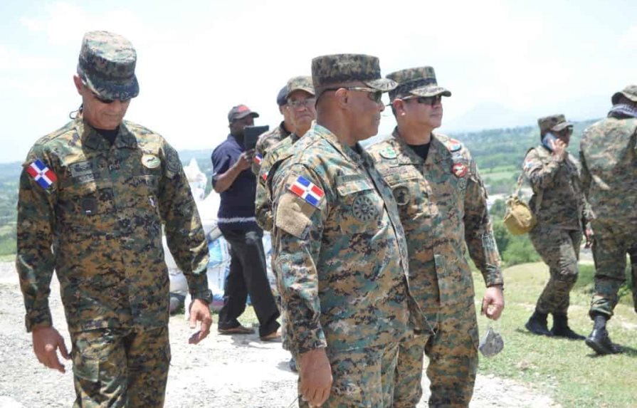 Jefe del Ejército supervisa avance de la verja perimetral en la frontera