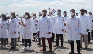 México recibe 277 médicos cubanos para cubrir déficit