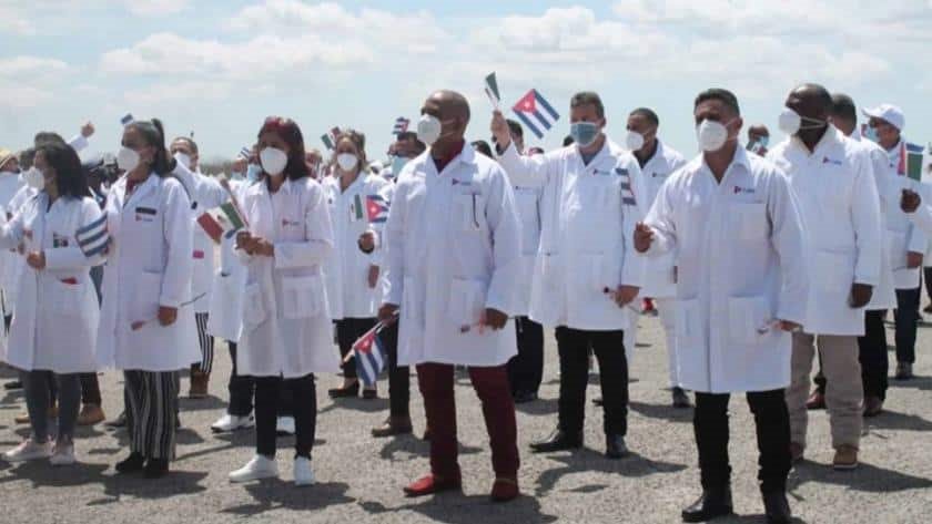 México recibe 277 médicos cubanos para cubrir déficit