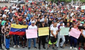 Migrantes marchan en la frontera sur de México para exigir libre
