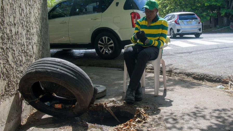 ¡Cuidado al caminar por la acera Gustavo Mejía Ricart con Alberto Larancuent!