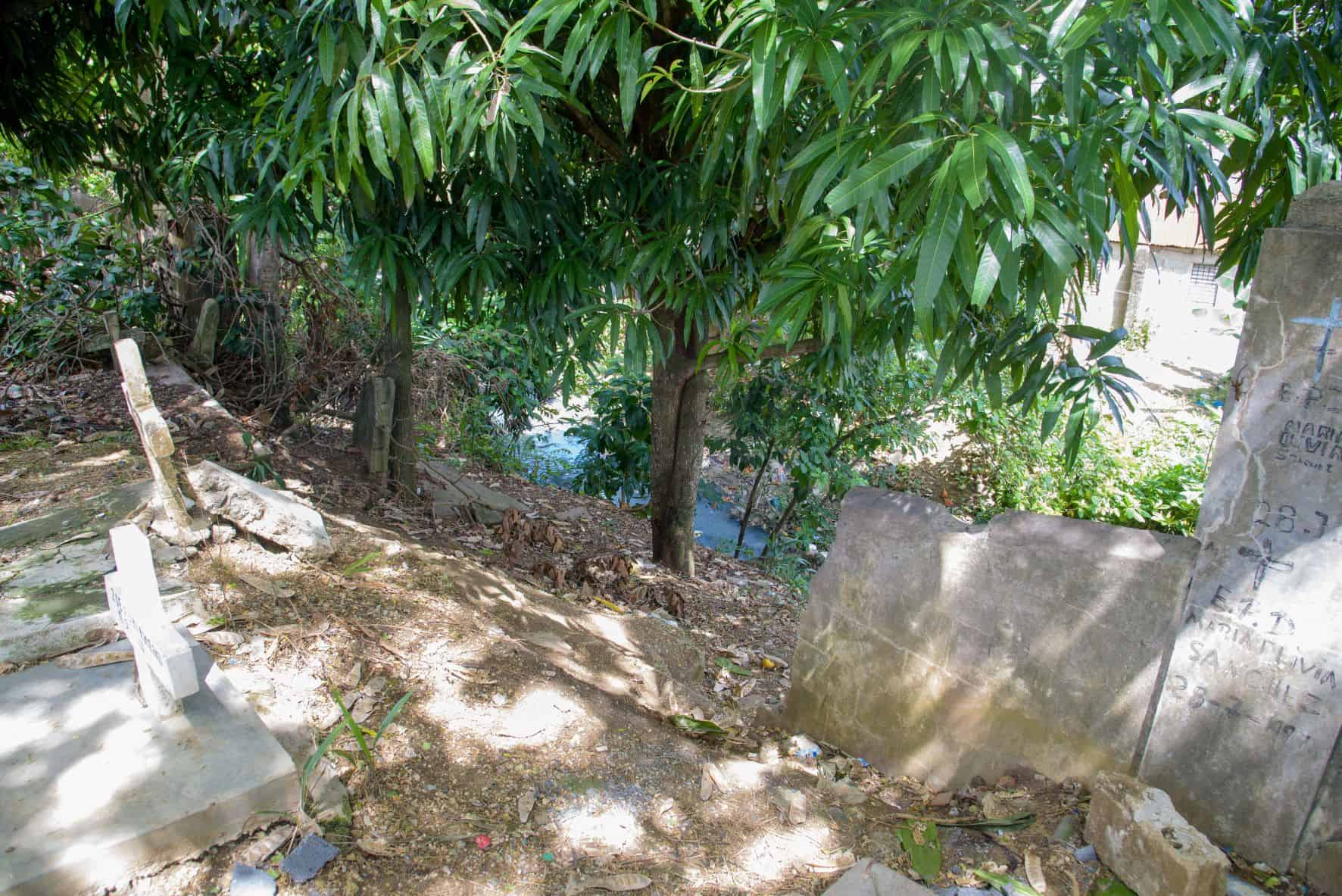 La Parede de la parte Noreste del cemenyteru Cristo Rendetor, sigue en el suelo.
