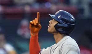 Jeremy Peña y Julio Rodríguez corriendo para el premio de novato del año