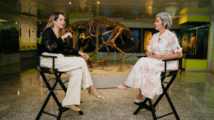 Milagros De Camps Germán en una entrega especial con María Elena Núñez Milagros De Camps Germán en una entrega especial con María Elena Núñez