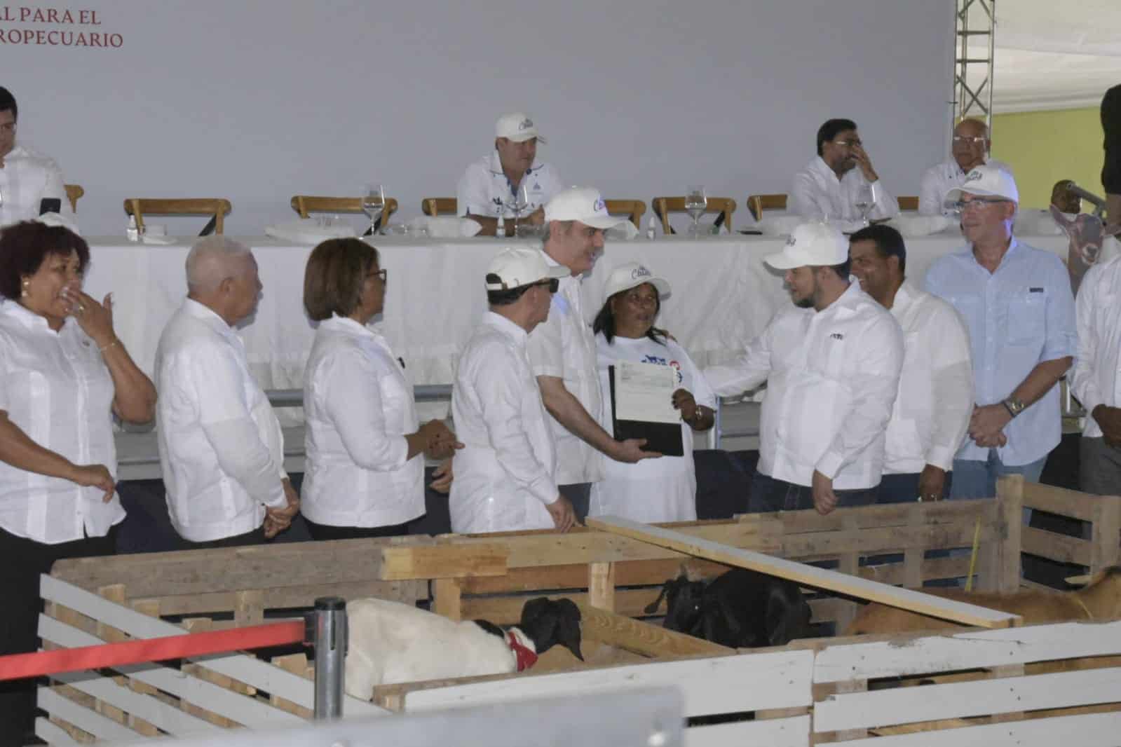 El presidente Luis Abinader durante un acto en el que entregó créditos a 100 productores ovinocaprino de Pedernales.
