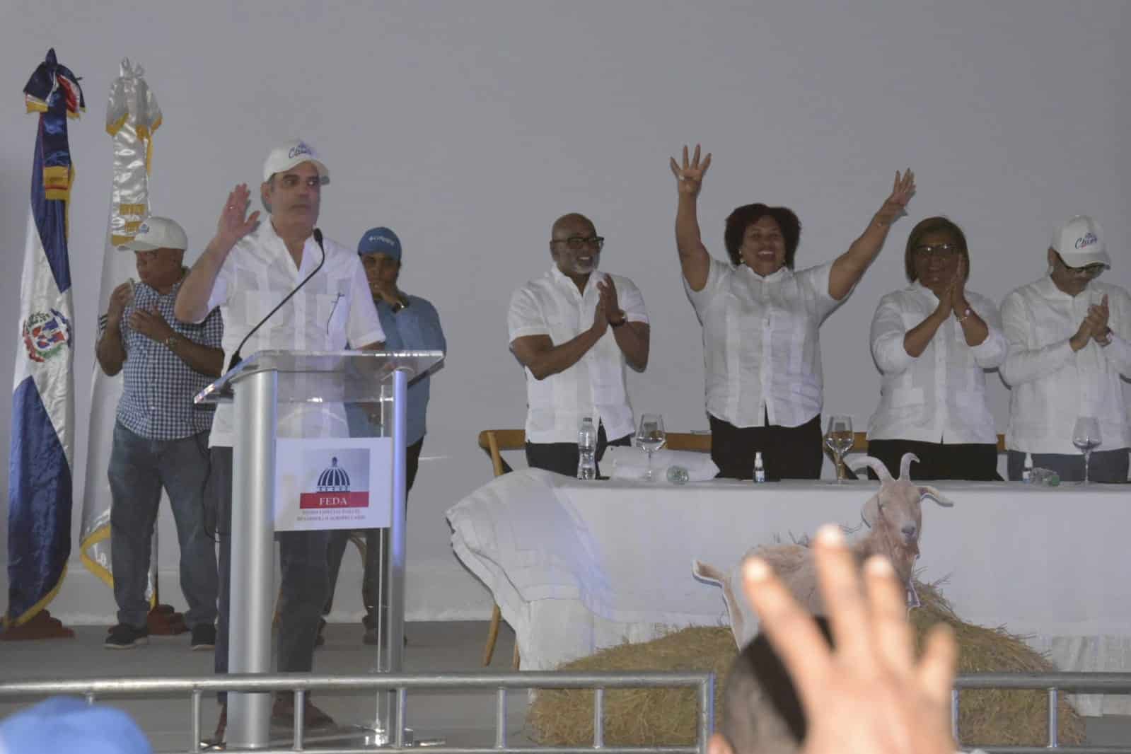 El presidente Luis Abinader habla durante un acto en el que entregó créditos a 100 productores ovinocaprino de Pedernales.