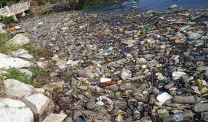 El pl&aacute;stico copa el lago venezolano de Maracaibo, el mayor de Latinoam&eacute;rica