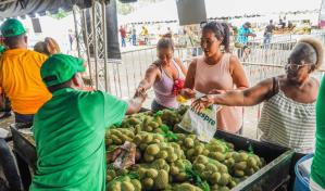 Cientos aprovechan bajos precios de alimentos en feria “Inespre está de madre” en Santo Domingo