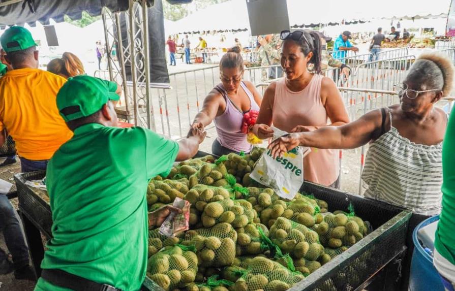 Cientos aprovechan bajos precios de alimentos en feria “Inespre está de madre” en Santo Domingo