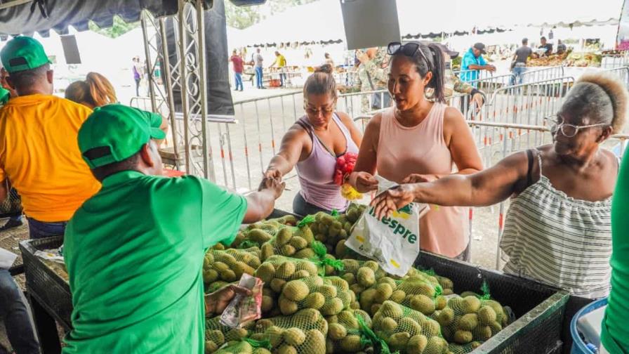 Cientos aprovechan bajos precios de alimentos en feria “Inespre está de madre” en Santo Domingo