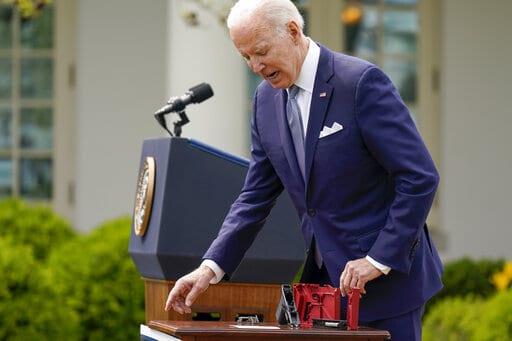 Biden ofrecerá consuelo a familias de víctimas en Texas