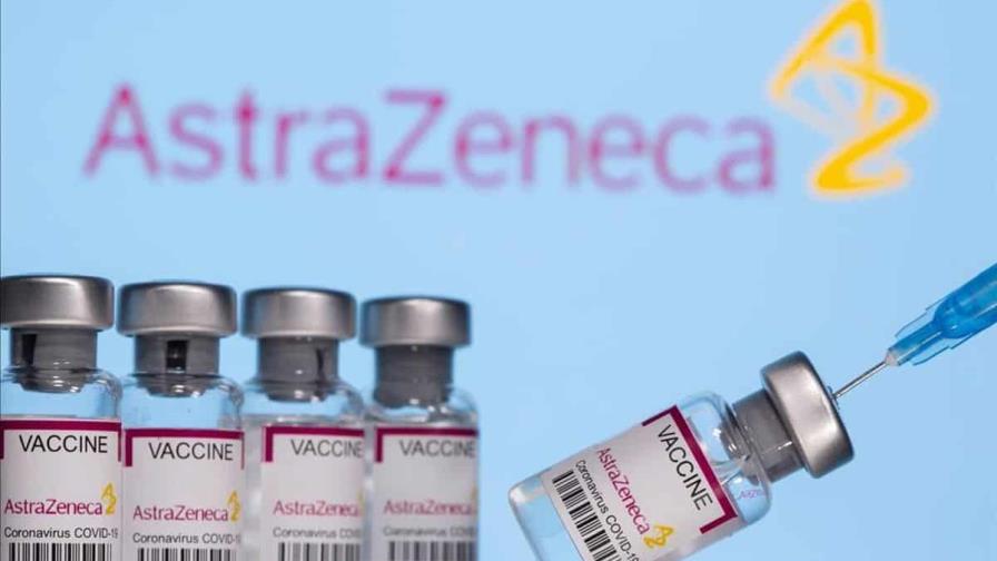 Ministro de Salud dice AstraZeneca aceptó cambiar vacunas Covid por otros medicamentos