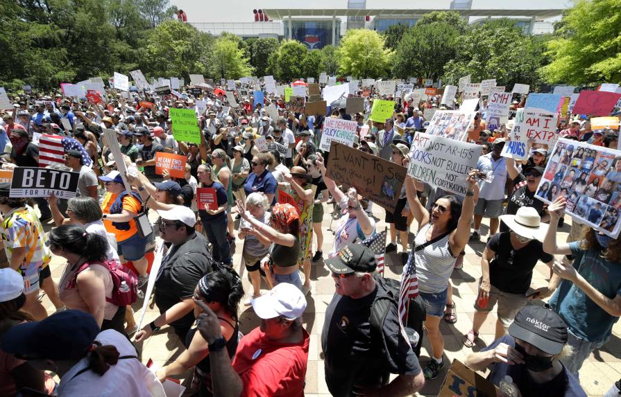 Miles de personas protestan en Houston contra convención del lobby de armas