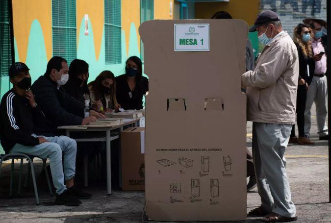 Cerca de 300,000 efectivos de fuerzas de seguridad protegerán el voto en elecciones de Colombia