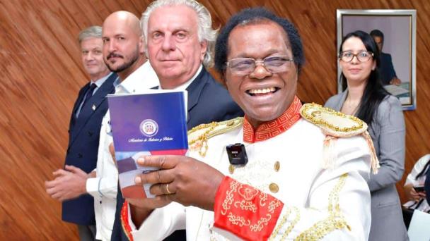 Félix Cumbé obtiene ciudadanía dominicana tras más de 40 años en RD