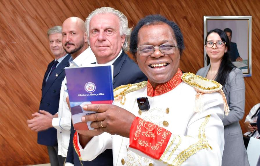 Félix Cumbé obtiene ciudadanía dominicana tras más de 40 años en RD