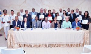 Interior y Policía juramenta a 19 extranjeros como dominicanos