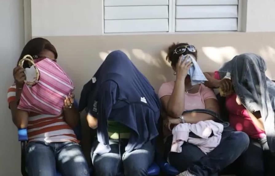 Puerto Rico devuelve ocho dominicanos y 15 haitianos que intentaron entrar a la isla en yola