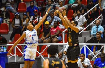 Leones remontan 17 puntos en el tercer cuarto para imponerse a los Marineros