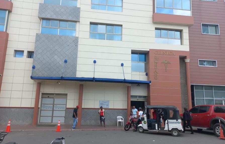 Mujer se lanza del tercer piso de una clínica en Higüey