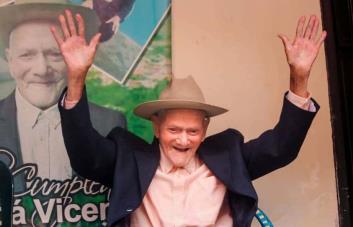 El hombre más viejo del mundo celebra sus 113 años con pompa venezolana