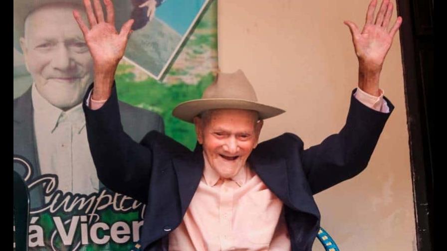 El hombre más viejo del mundo celebra sus 113 años con pompa venezolana