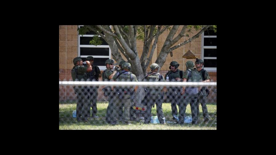 Investigan inacción policial en masacre escolar en Texas