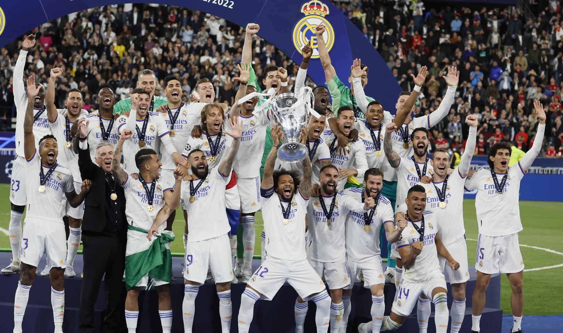 Los jugadores del Real Madrid celebran con el trofeo la victoria ante el Liverpool por 0-1 al término del partido de la final de la Liga de Campeones disputado este sábado en el Estadio de Francia, en Saint-Denis. 