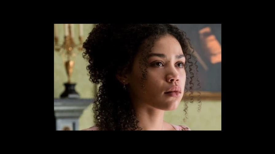 Hospitalizan actriz de Bridgerton por problemas de salud mental