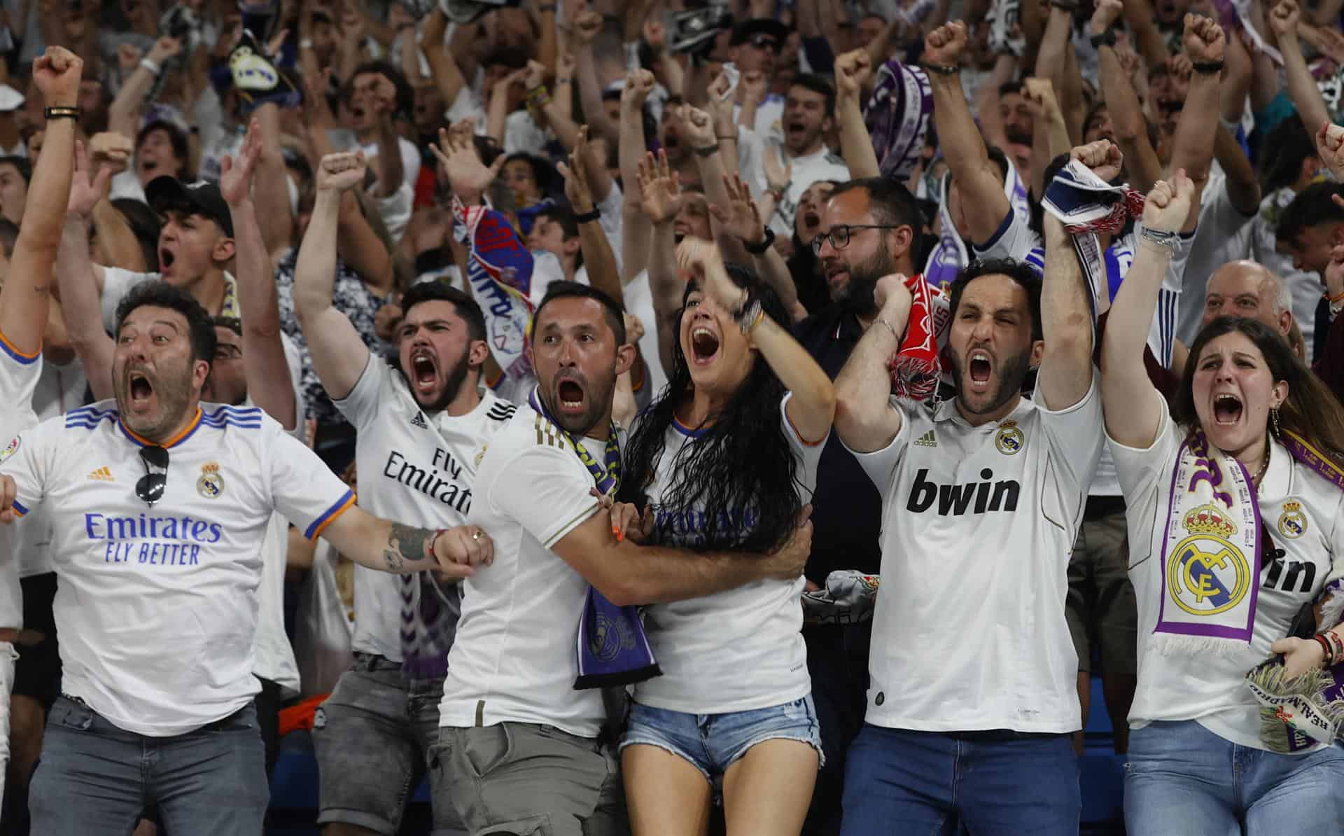 Aficionados del Real Madrid celebran la victoria de su equipo, desde el estadio Santiago Bernabéu, en la final de la Liga de Campeones que han conseguido hoy sábado frente al Liverpool en el Estadio de Francia, en Paris. 
