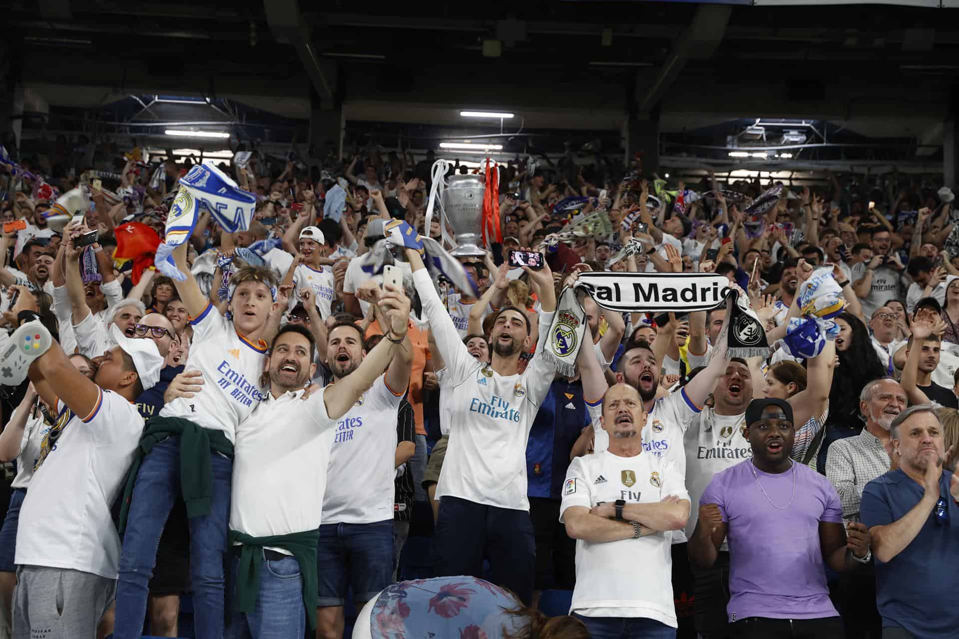 Aficionados del Real Madrid celebran la victoria de su equipo, desde el estadio Santiago Bernabéu, en la final de la Liga de Campeones que han conseguido hoy sábado frente al Liverpool en el Estadio de Francia, en Paris. 