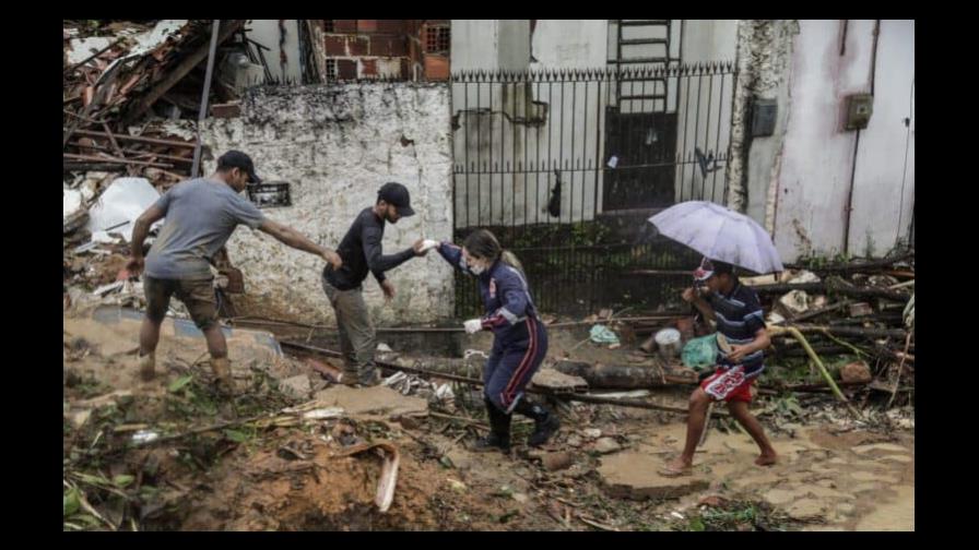 Cerca de 60 muertos y 60 desaparecidos por lluvias en el noreste de Brasil Cerca de 60 muertos y 60 desaparecidos por lluvias en el noreste de Brasil