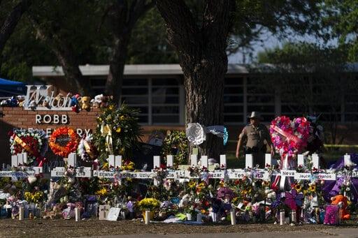 Mezcla de dolor y rabia tras tiroteo en comunidad de Uvalde, Texas