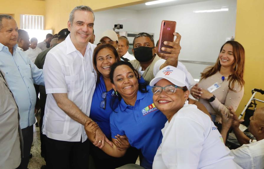 Presidente Luis Abinader envía un abrazo a las madres dominicanas