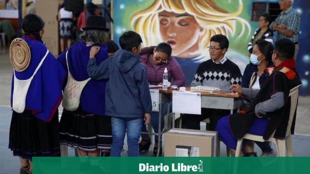 Cierran colegios electorales en Colombia tras la primera vuelta presidencial