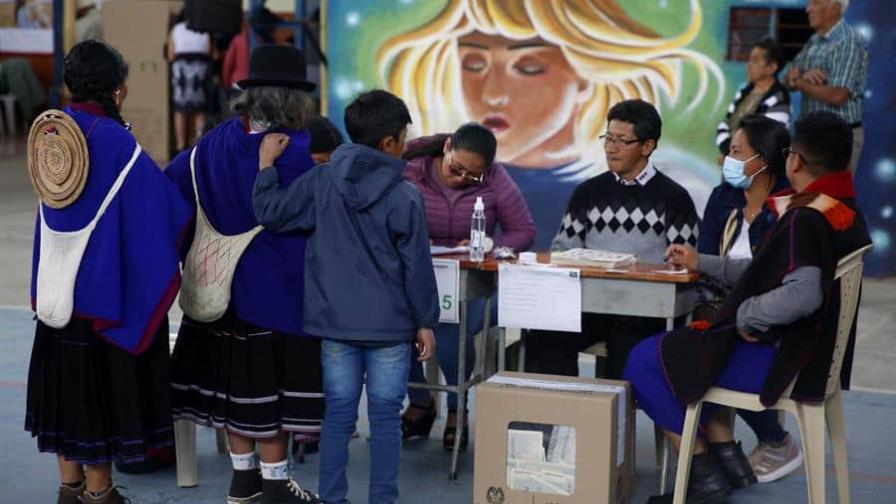 Cierran colegios electorales en Colombia tras la primera vuelta presidencial Cierran colegios electorales en Colombia tras la primera vuelta presidencial