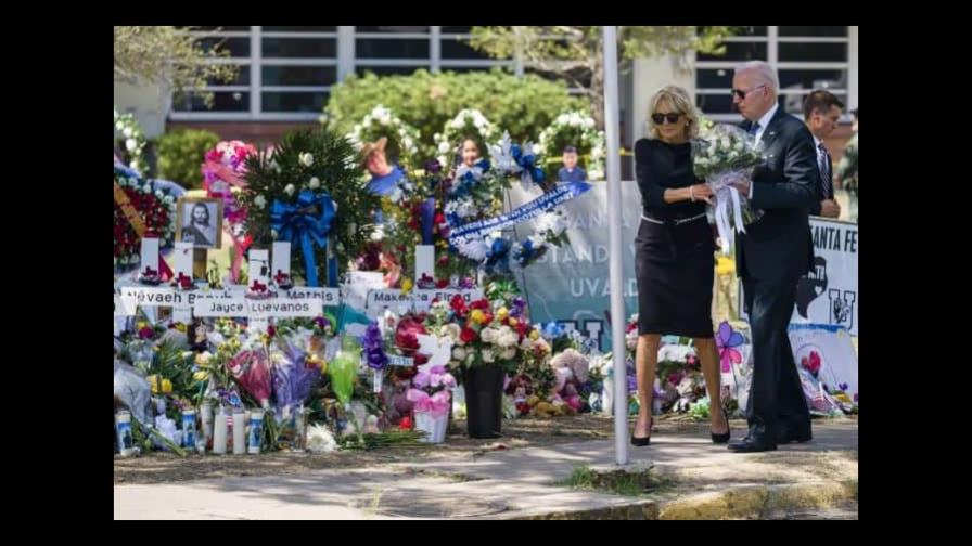 Los Biden visitan el colegio de Uvalde en el que fueron asesinadas 21 personas Los Biden visitan el colegio de Uvalde en el que fueron asesinadas 21 personas