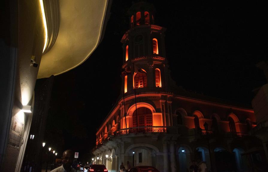 Iluminan monumentos de Santo Domingo de color naranja por el Día de la Esclerosis Múltiple