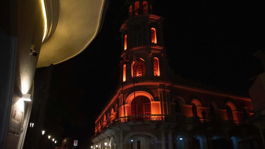 Iluminan monumentos de Santo Domingo de color naranja por el Día de la Esclerosis Múltiple Iluminan monumentos de Santo Domingo de color naranja por el Día de la Esclerosis Múltiple