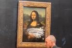 Visitante del Museo del Louvre ataca a ‘la Mona Lisa’ con un pastel Visitante del Museo del Louvre ataca a ‘la Mona Lisa’ con un pastel