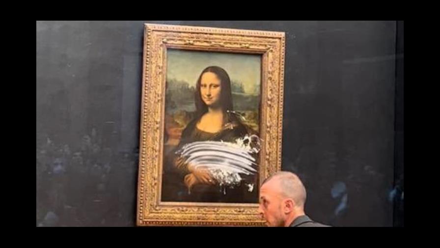 Visitante del Museo del Louvre ataca a ‘la Mona Lisa’ con un pastel