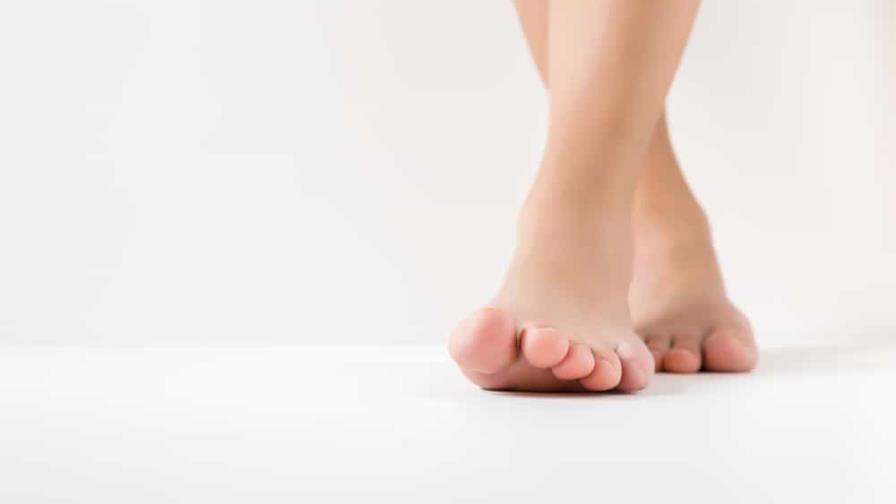 Sencillo ejercicio para las puntas de los pies y los talones Sencillo ejercicio para las puntas de los pies y los talones