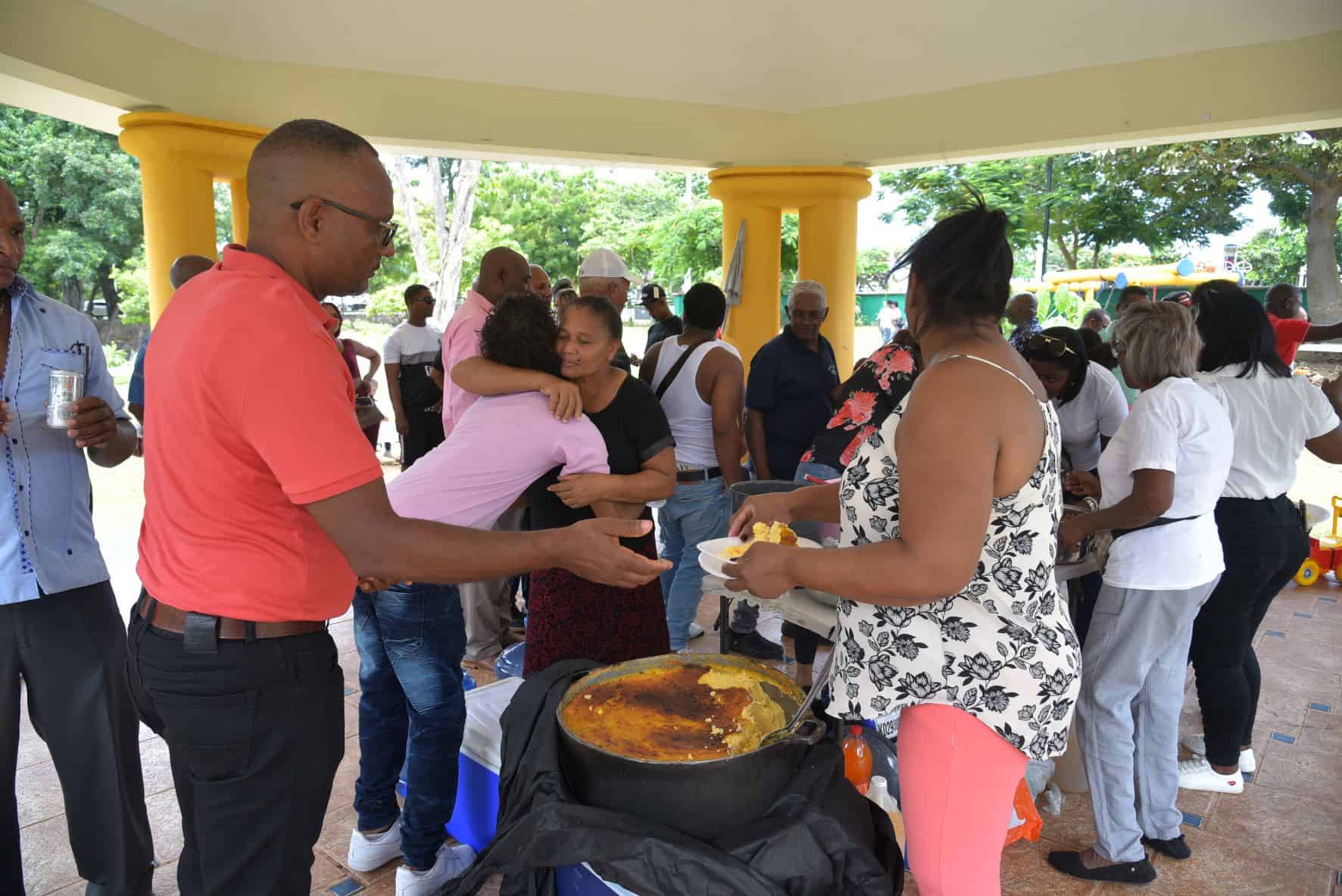 Algunas familias almorzaron en espacios públicos