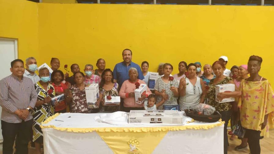 Viceministro Alberto Rodríguez comparte con madres en Villa Consuelo Viceministro Alberto Rodríguez comparte con madres en Villa Consuelo