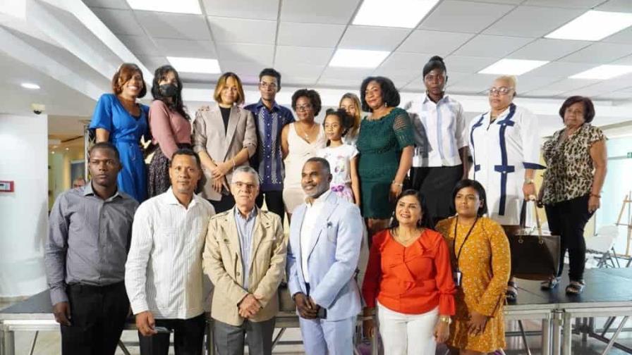 Martín Polanco y Ayuntamiento presentan colección de chacabanas fabricadas por jóvenes de Santo Domingo Este