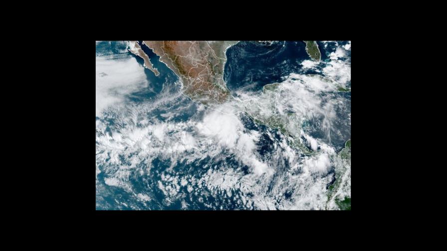 El huracán Agatha apunta hacia playas turísticas de México