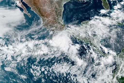 Huracán Ágatha toca tierra en el sur de México