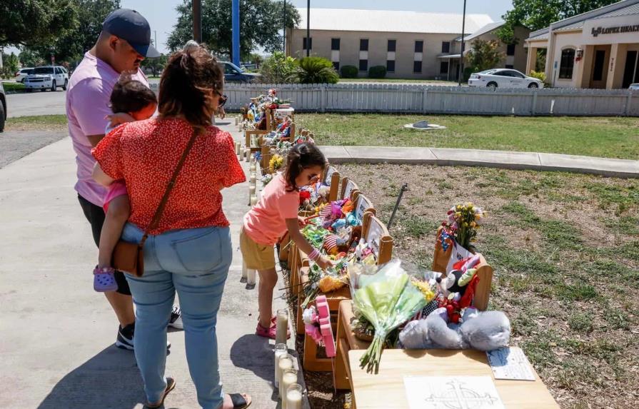 Recaudan 2.7 millones para la familia de una maestra muerta en el tiroteo en Texas