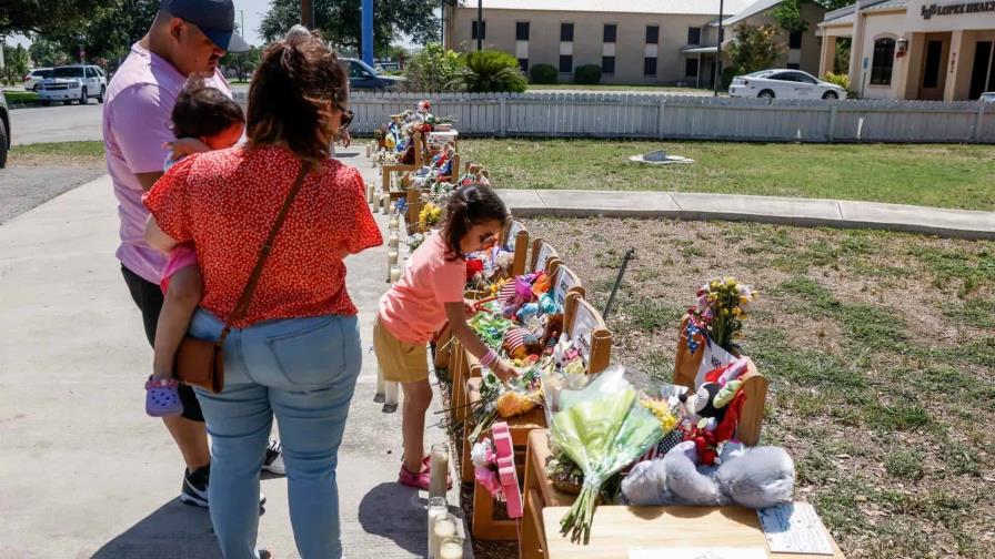 Recaudan 2.7 millones para la familia de una maestra muerta en el tiroteo en Texas Recaudan 2.7 millones para la familia de una maestra muerta en el tiroteo en Texas