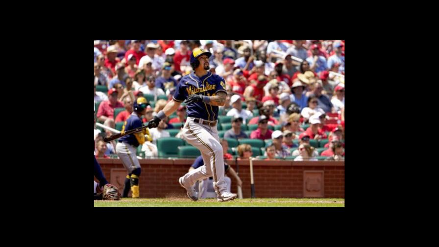 Cerveceros blanquean a Cardenales; Peterson pega jonrón